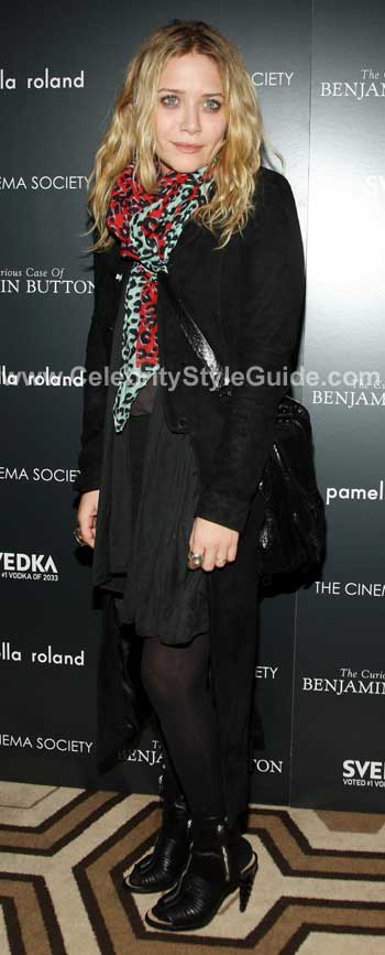 Sienna Miller wearing Louis Vuitton Monogram Denim Grunge Shawl - Celebrity  Style Guide