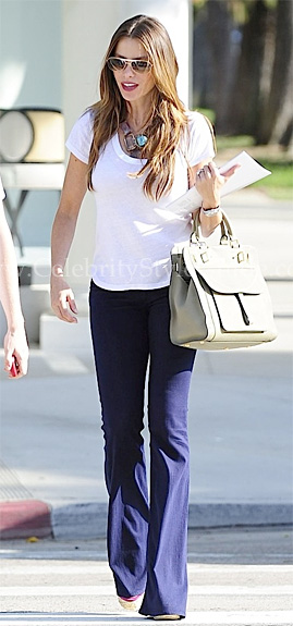 Sofia Vergara wearing a pair of Hudson Ferris Flare jeans in Polly -  Celebrity Style Guide